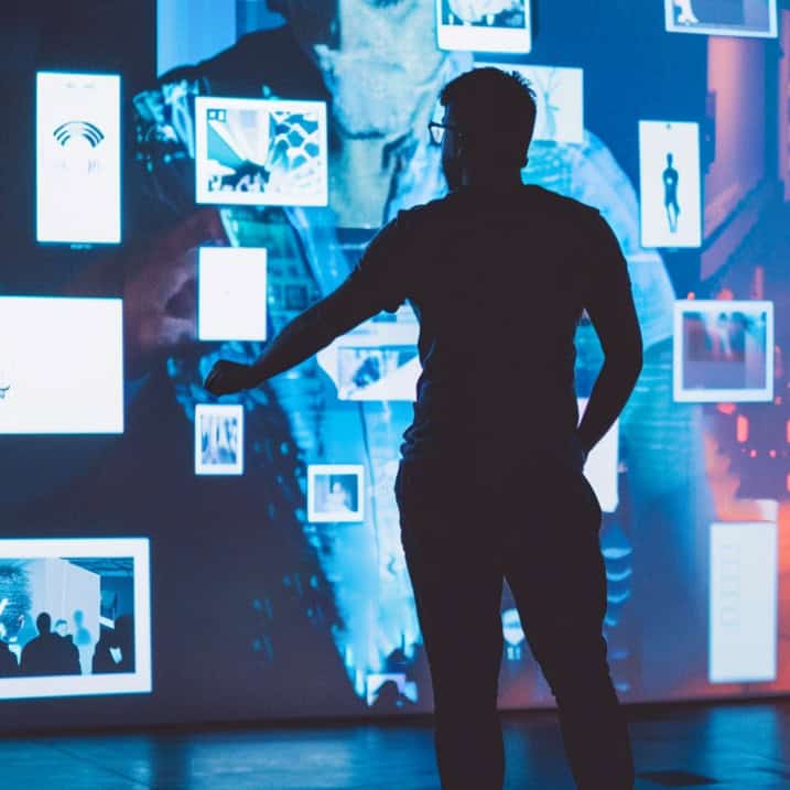 Home 14 Engaged Observer in a High Tech Gallery 4 1